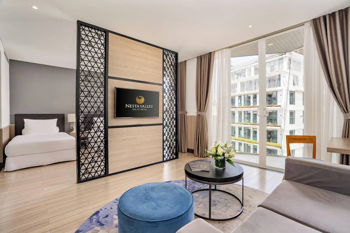 Premium Twin Room with Free Herbal Foot Bath 15 mins | Minibar, caja de seguridad en la habitación, escritorio y wifi gratis 