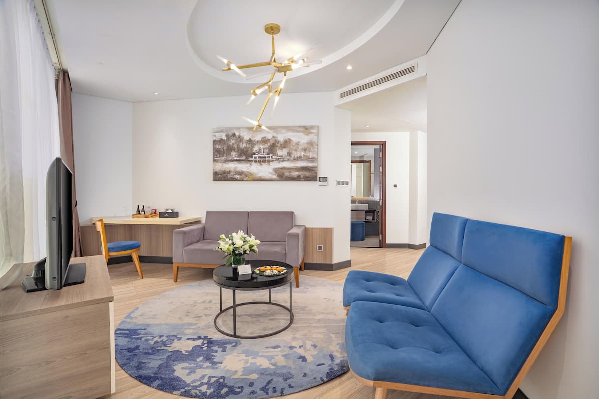 Family Suite with Free Herbal Foot Bath 15 mins | Área de sala de estar | Televisión de pantalla plana 