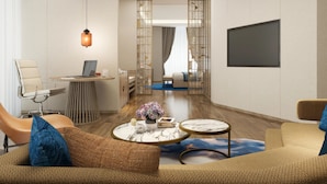 Desk, blackout curtains, iron/ironing board (on request), free WiFi - QILU LUXURY BLUE HORIZON HOTEL (Weihai)