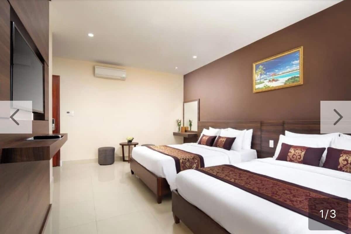 Chambre triple supĂ©rieure, pas de fenĂȘtre | Minibar, coffre-fort, bureau, rideaux dâobscurcissement