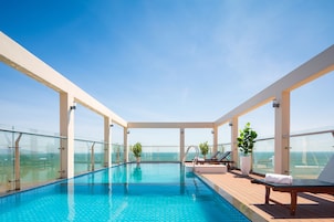 Útilaug, opið kl. 06:30 til kl. 18:00, sólstólar