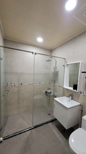 Shower, free toiletries, hair dryer, slippers - Maple Leaf Holiday Villa (Ren'ai)