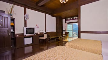 Kamar Quadruple Standar, pemandangan gunung | Meja kerja, tirai kedap cahaya, dan tempat tidur lipat/tambahan