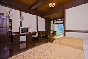 Standard Quadruple Room, Mountain View | Desk, blackout drapes, rollaway beds, bed sheets - Maple Leaf Holiday Villa (Ren'ai)