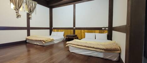 Bureau, rideaux occultants, lits pliants/supplémentaires, draps fournis