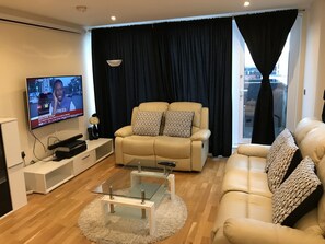 شقة - غرفتا نوم | غرفة المعيشة