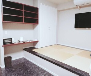 패밀리룸, 침실 1개 | 1 개의 침실, 각각 다른 스타일의 인테리어, 각각 다르게 가구 비치, 암막 커튼