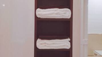 Family Room, 1 Bedroom | Bathroom amenities | Towels