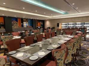 Bữa sáng buffet hàng ngày với phụ phí nhỏ 