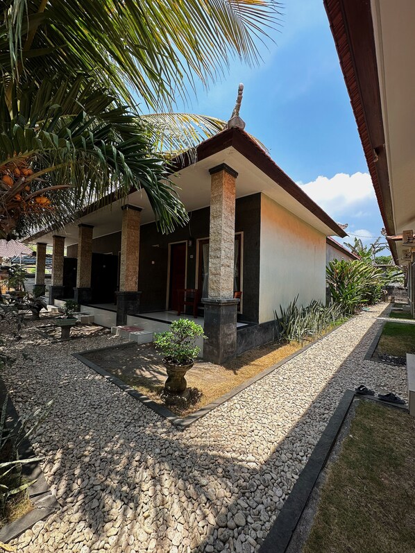 Free WiFi, bed sheets - Cave Beach Bungalow (Penida Island)