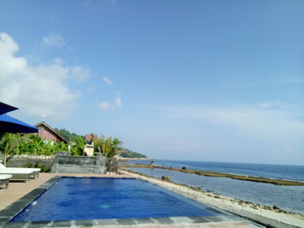 Outdoor pool, open 7:00 AM to 9:30 PM, sun loungers - Cave Beach Bungalow (Penida Island)