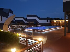 Una piscina al aire libre de temporada