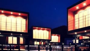 Un edificio moderno con grandes ventanales y techo plano.