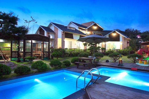 Außenpool (je nach Saison geöffnet), Sonnenschirme