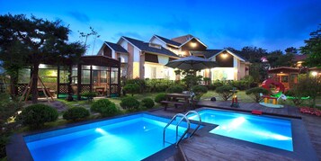 Sæsonbestemt udendørs pool, åben fra kl. 11.00 til kl. 20.00, parasoller