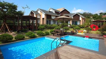 Een seizoensgebonden buitenzwembad en parasols bij het zwembad