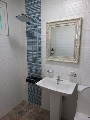 Paritalo | Kylpyhuone | Suihku, ilmaiset hygieniatuotteet, hiustenkuivaaja, tohvelit