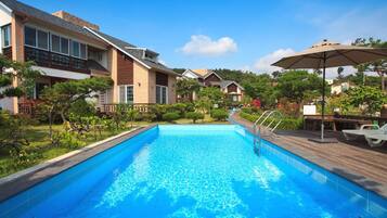 Kolam renang terbuka bermusim, payung kolam