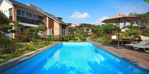 Kauden mukainen ulkouima-allas avoinna 11.00–20.00, aurinkovarjoja