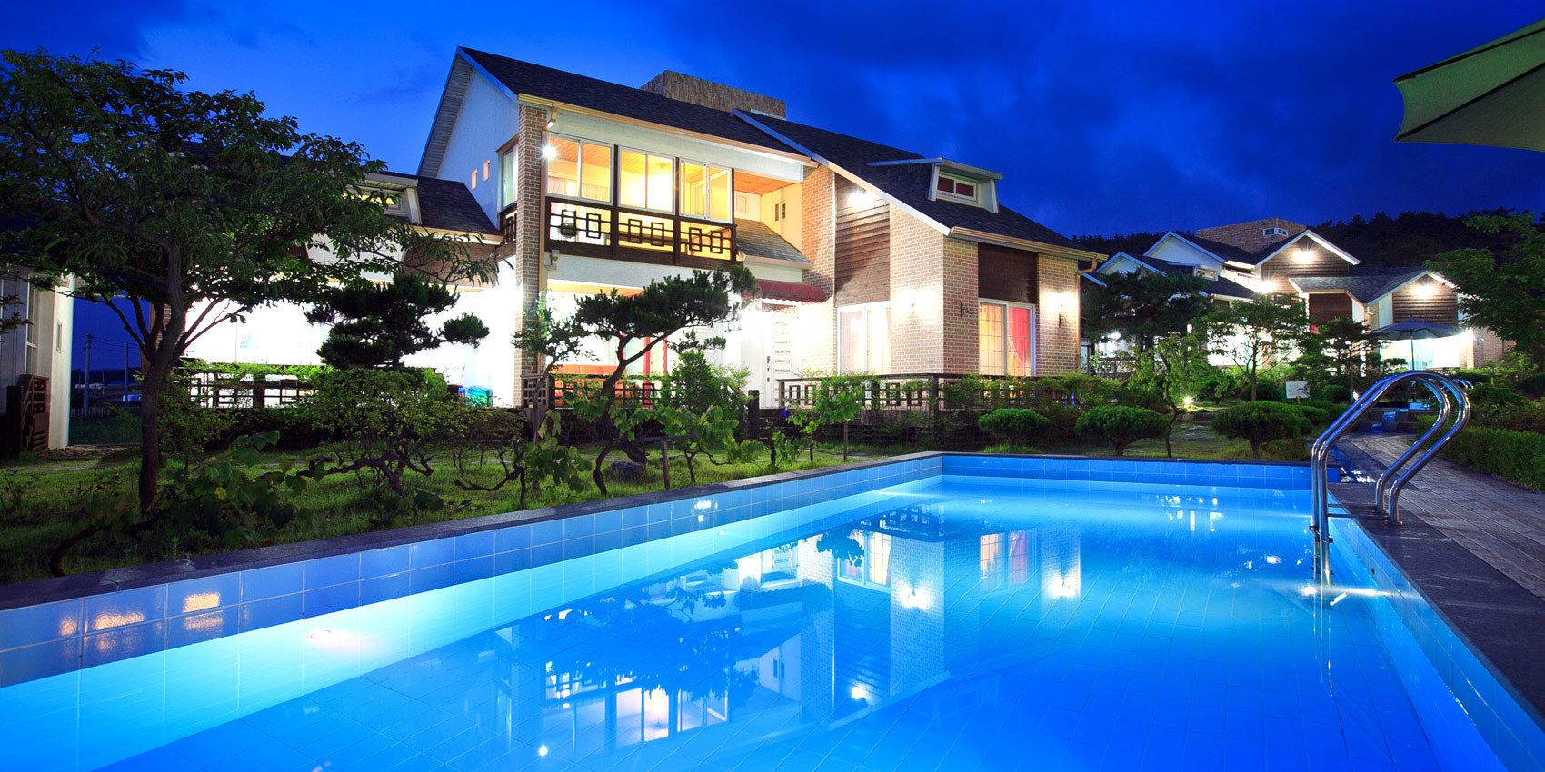 Piscina externa sazonal, funciona das 11h às 20h, guarda-sóis