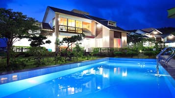 Piscina externa sazonal, funciona das 11h às 20h, guarda-sóis
