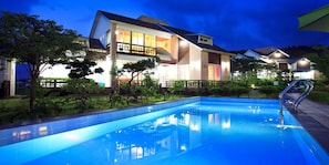 Seasonal outdoor pool, open 11:00 AM to 8:00 PM, pool umbrellas - Gyeongju Orsay Pension (Gyeongju)