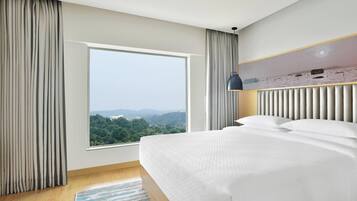 Suite, 1 slaapkamer | Luxe beddengoed, een minibar, een kluis op de kamer, een bureau