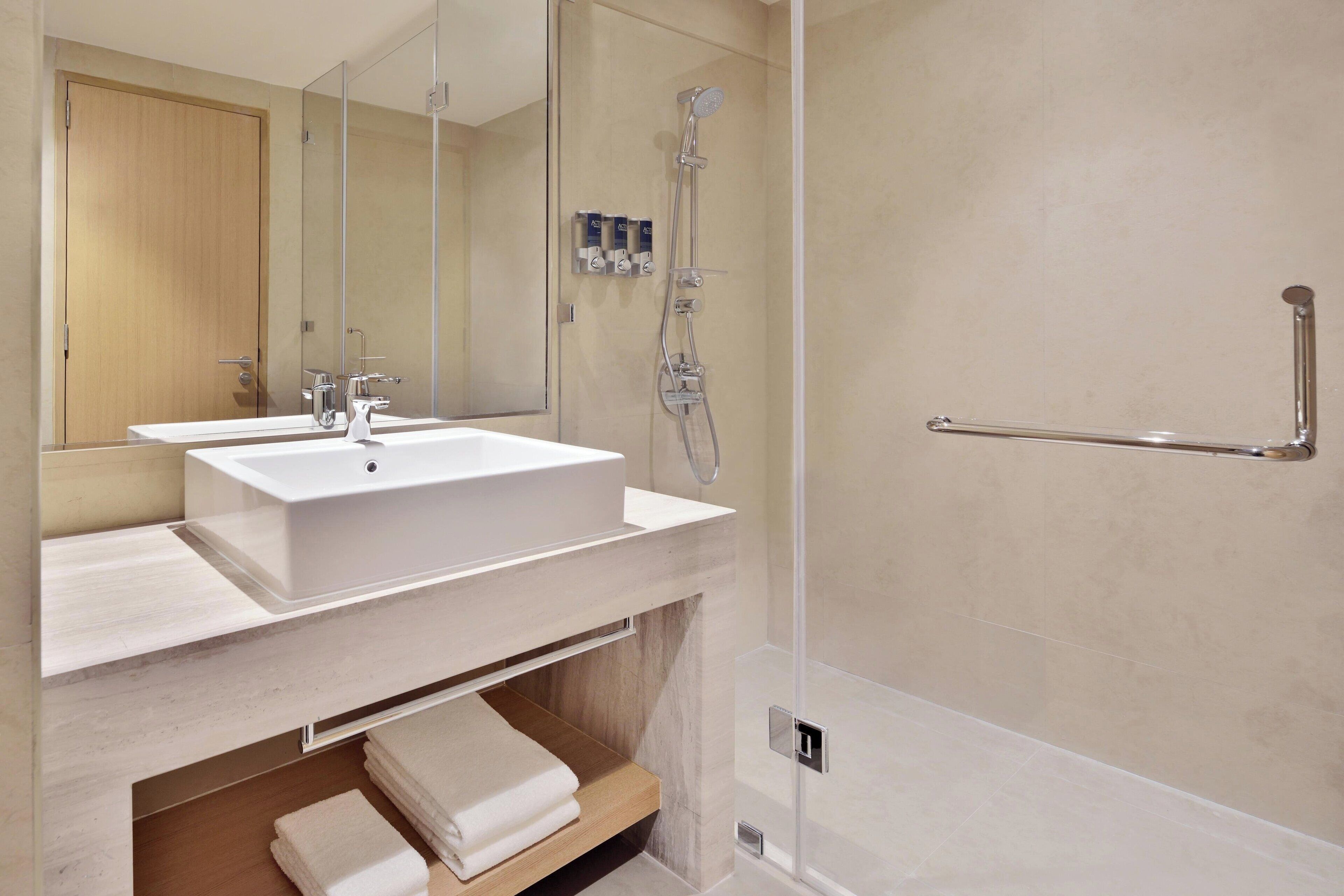 suite, 1 bedroom | bathroom | free toiletries, hair dryer, bathrobes, slippers