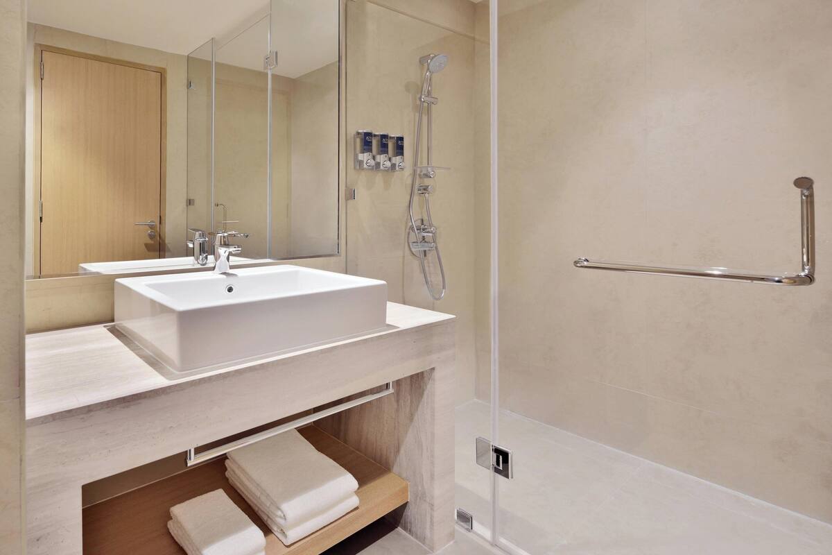 suite, 1 bedroom | bathroom | free toiletries, hair dryer, bathrobes, slippers