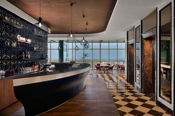 2 restaurants; breakfast, lunch, dinner, and brunch served