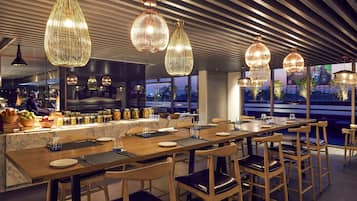 2 restaurantes; se sirve desayuno, almuerzo, cena y brunch