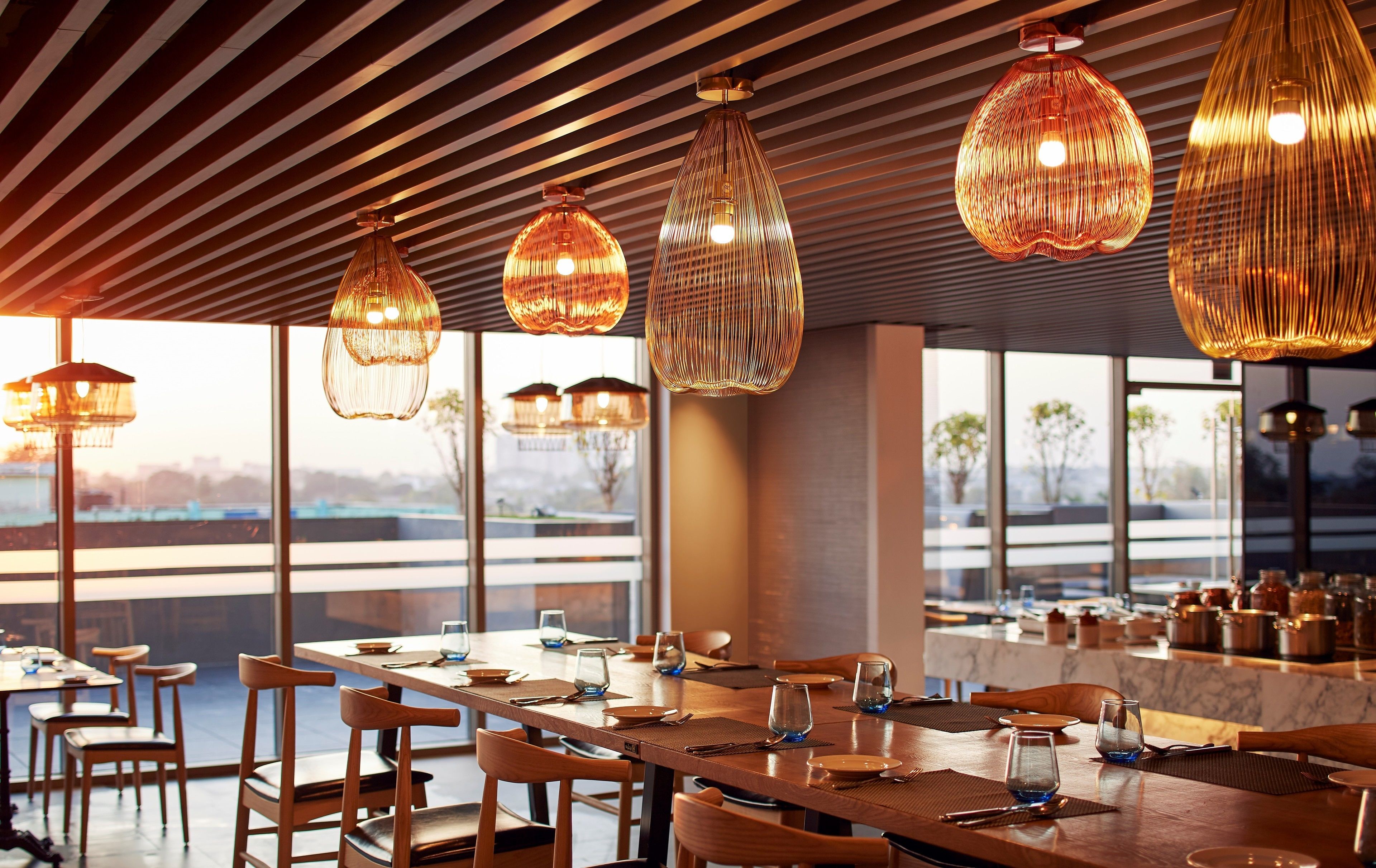 2 restaurants servant le petit déjeuner, le déjeuner et le dîner