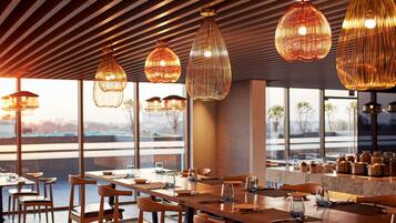 2 restaurants servant le petit déjeuner, le déjeuner et le dßner