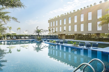 Una piscina al aire libre