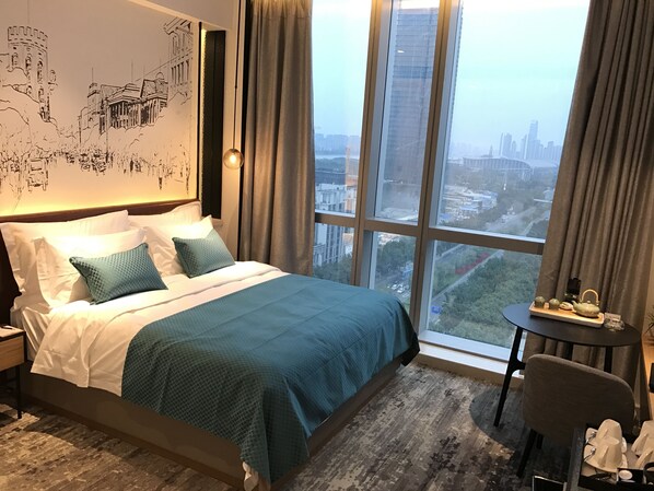 高級寢具、迷你吧、房內夾萬、書桌