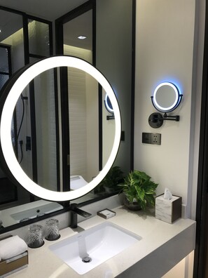 Separate bathtub and shower, free toiletries, hair dryer, slippers - Longuu Hotel (Guangzhou)