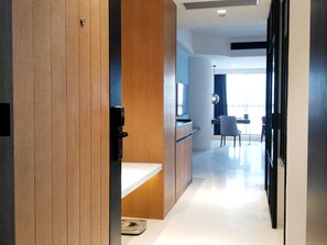 高級寢具、迷你吧、房內夾萬、書桌