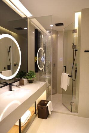 豪華大床房 | 高級寢具、迷你吧、房內夾萬、書桌