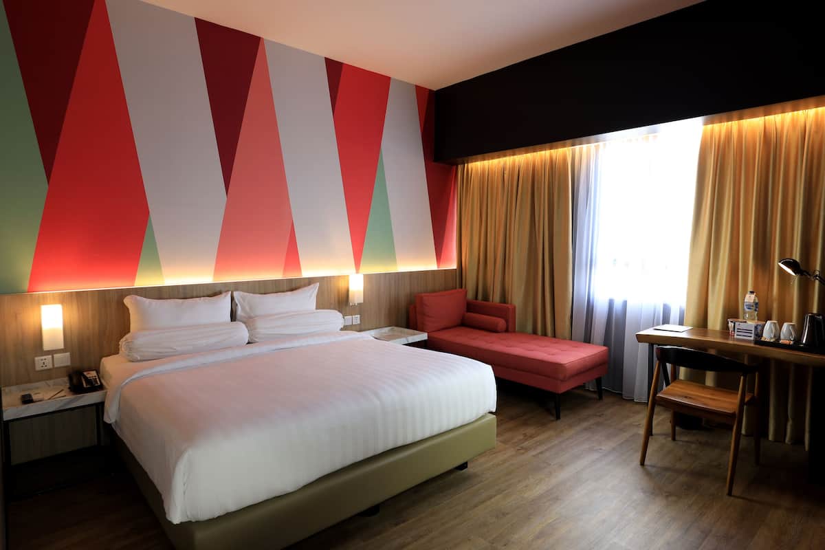 Deluxe tweepersoonskamer, 1 queensize bed | 1 slaapkamer, een minibar, een kluis op de kamer, een bureau