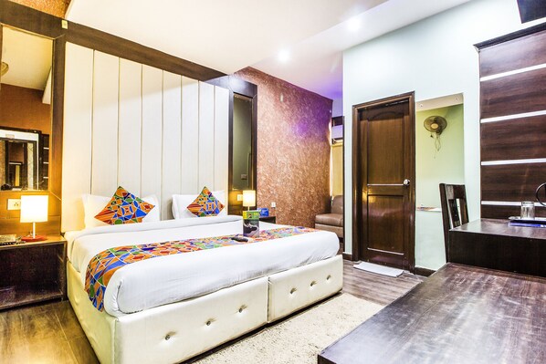 Premium Room, 1 King Bed, Non Smoking | In-room safe, rollaway beds, free WiFi