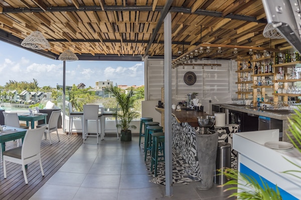 Se sirven desayunos, comidas, cenas y cocina local e internacional