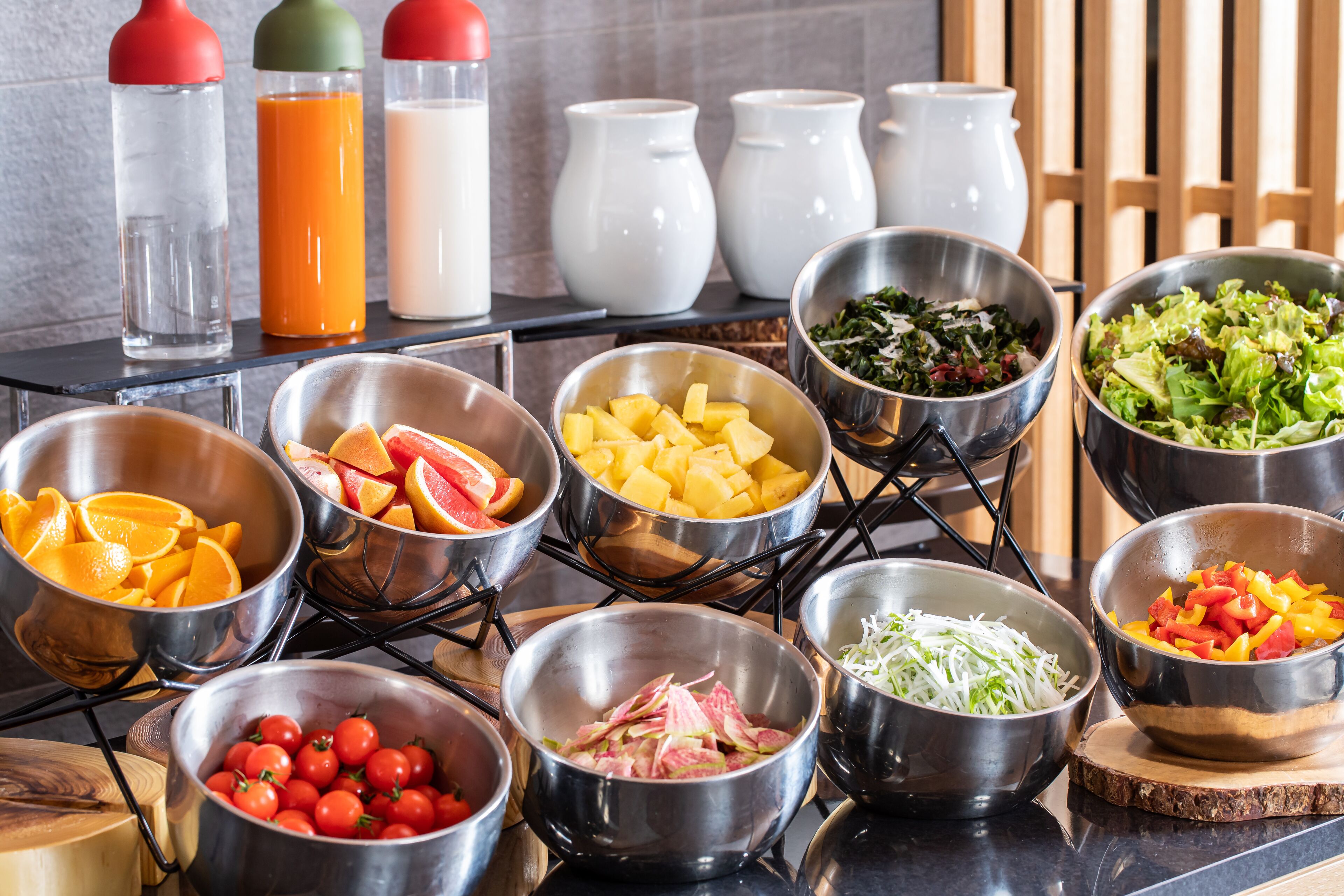 Una encimera de cocina con diferentes alimentos y utensilios de cocina.