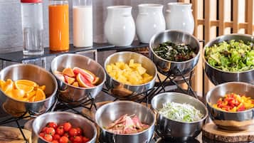 Una encimera de cocina con diferentes alimentos y utensilios de cocina.