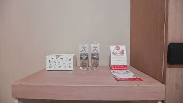 Escritorio, wifi gratis y ropa de cama