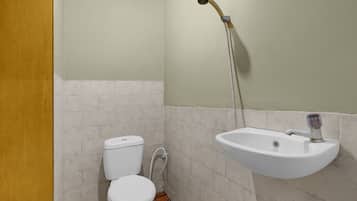 Kamar Double Standar | Kamar mandi | Shower, perlengkapan mandi gratis, handuk, dan sabun
