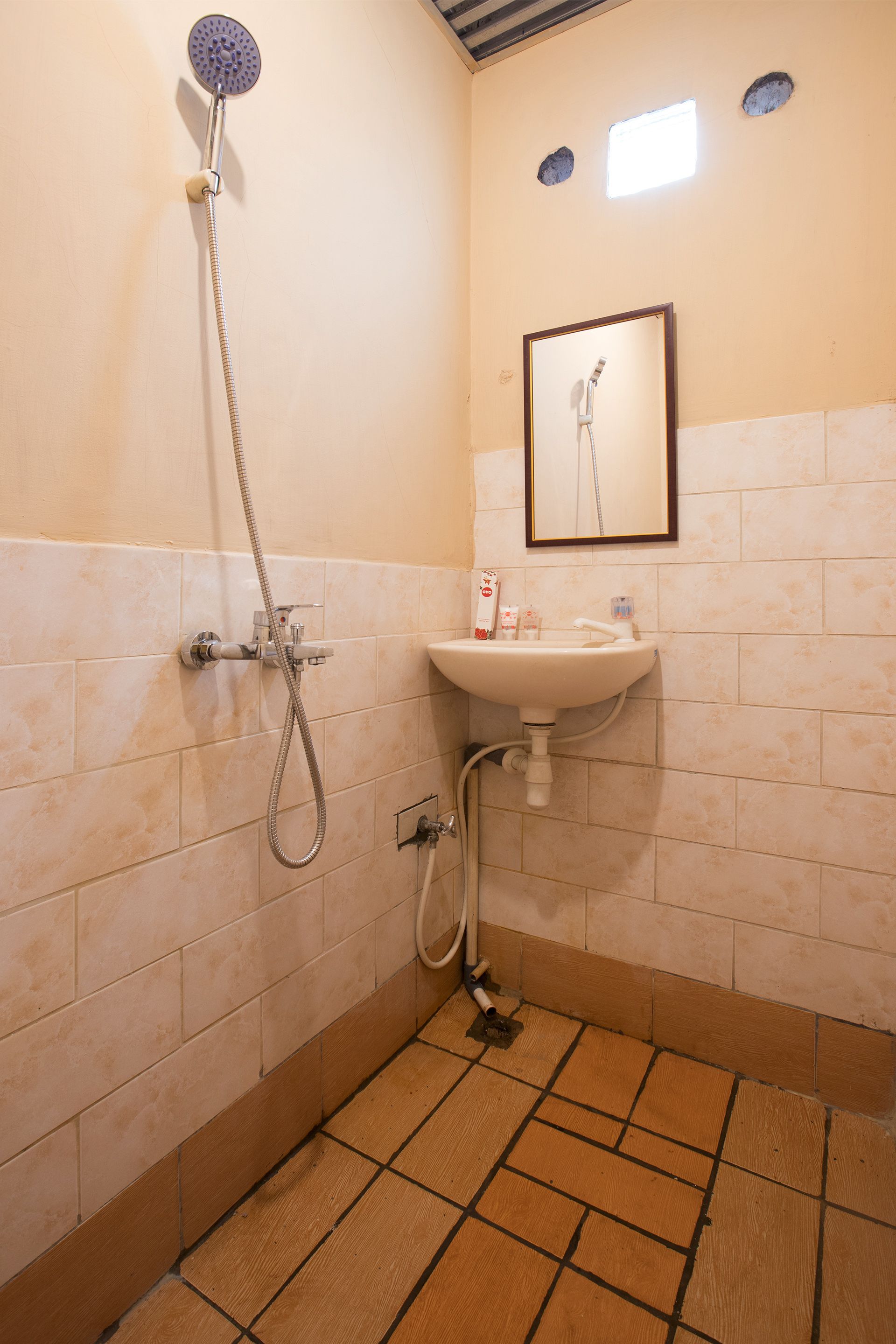 Standard Single Room | Bathroom | Shower, free toiletries, towels, soap