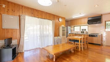 Kamar Keluarga (Superior) | Dapur pribadi | Lemari es besar, microwave, oven, dan kompor