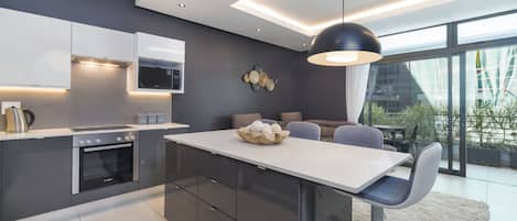 Comfort Apartment, 1 King Bed, Non Smoking | Private kitchen
