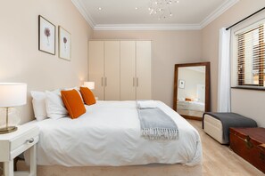 Comfort Apartment | In-room safe, desk, iron/ironing board, cribs/infant beds - Planet Africa 2 (Cape Town)