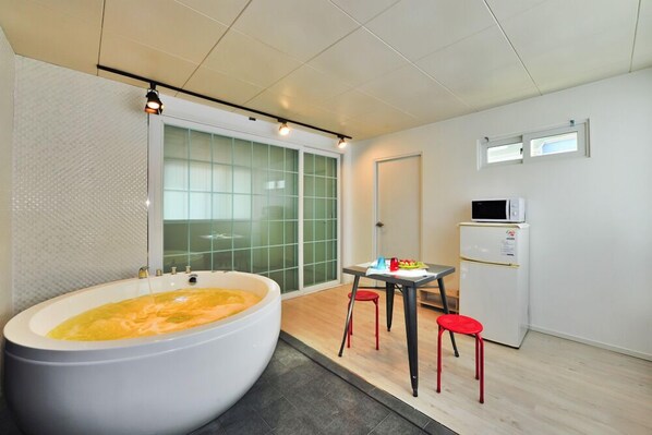 Chambre (C) | Baignoire à remous privée